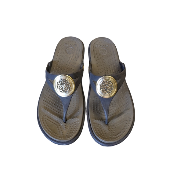 CROCS Shoes - Crocs women's wedge sandals with gold accent (8)